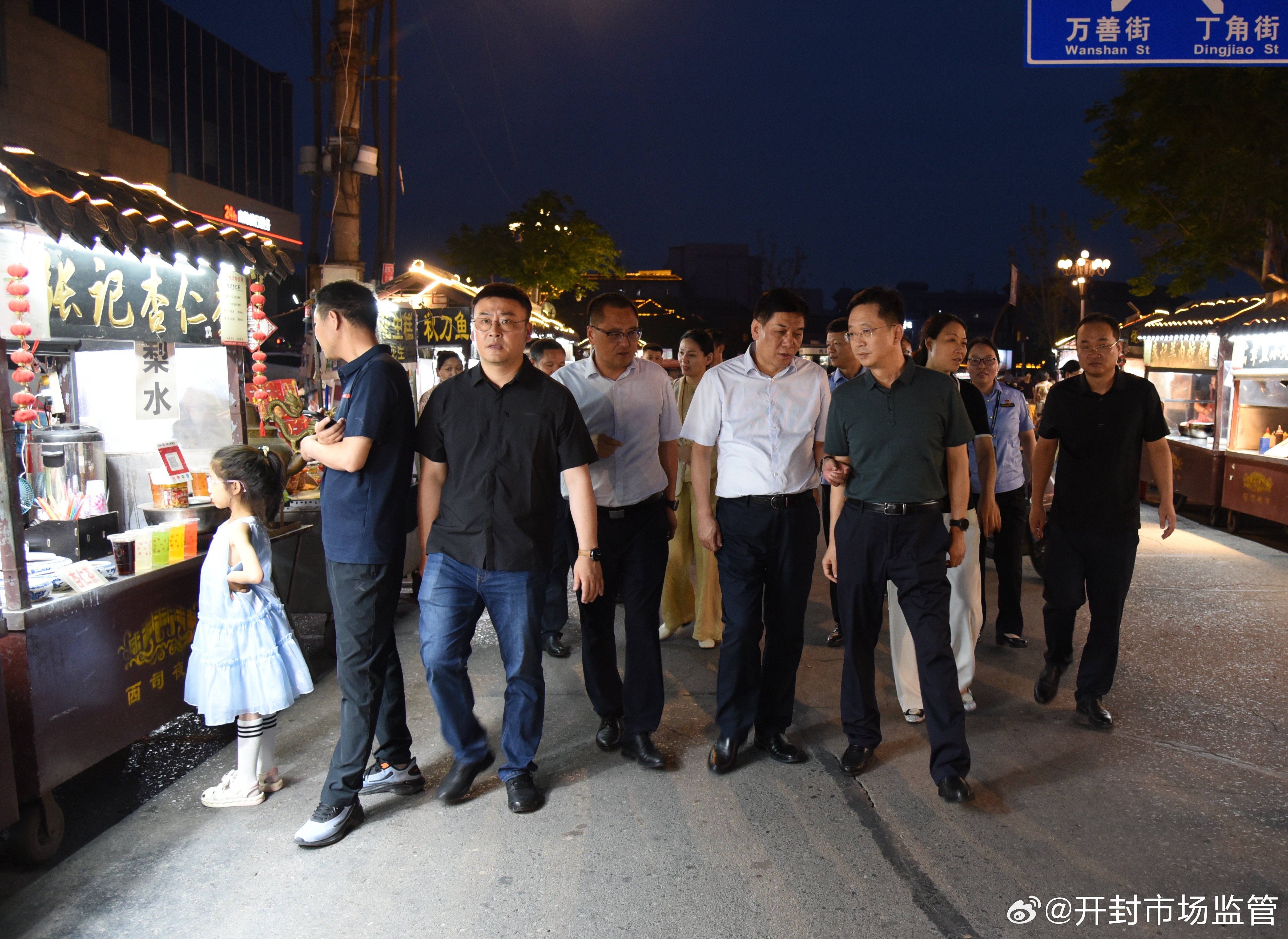 县长回应政府门前开夜市，打造开放共享城市环境，为民服务不打折扣