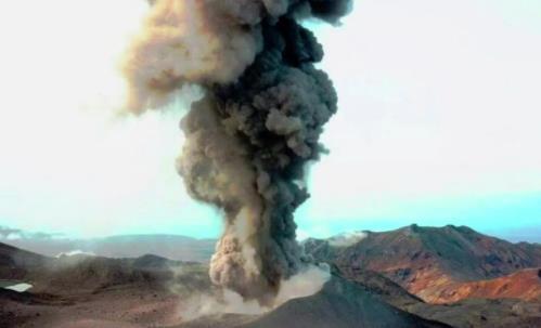 日本火山喷发灰柱直冲云霄，自然力量震撼展现