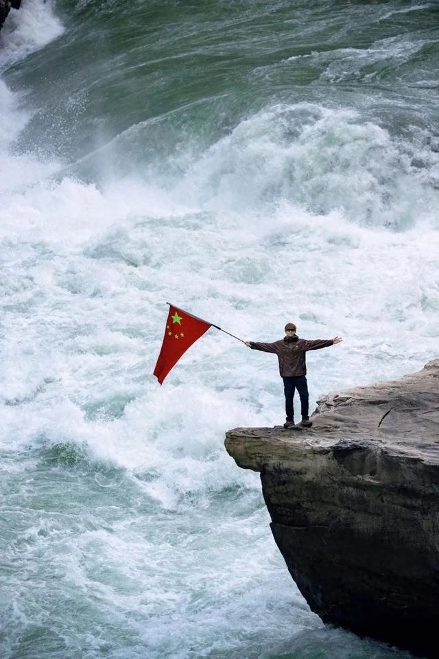 景区回应李现虎跳峡举国旗事件，理性看待，文化与旅游和谐共生