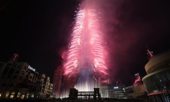 世界第一高楼的新年祝福，共庆新年快乐的美好时刻