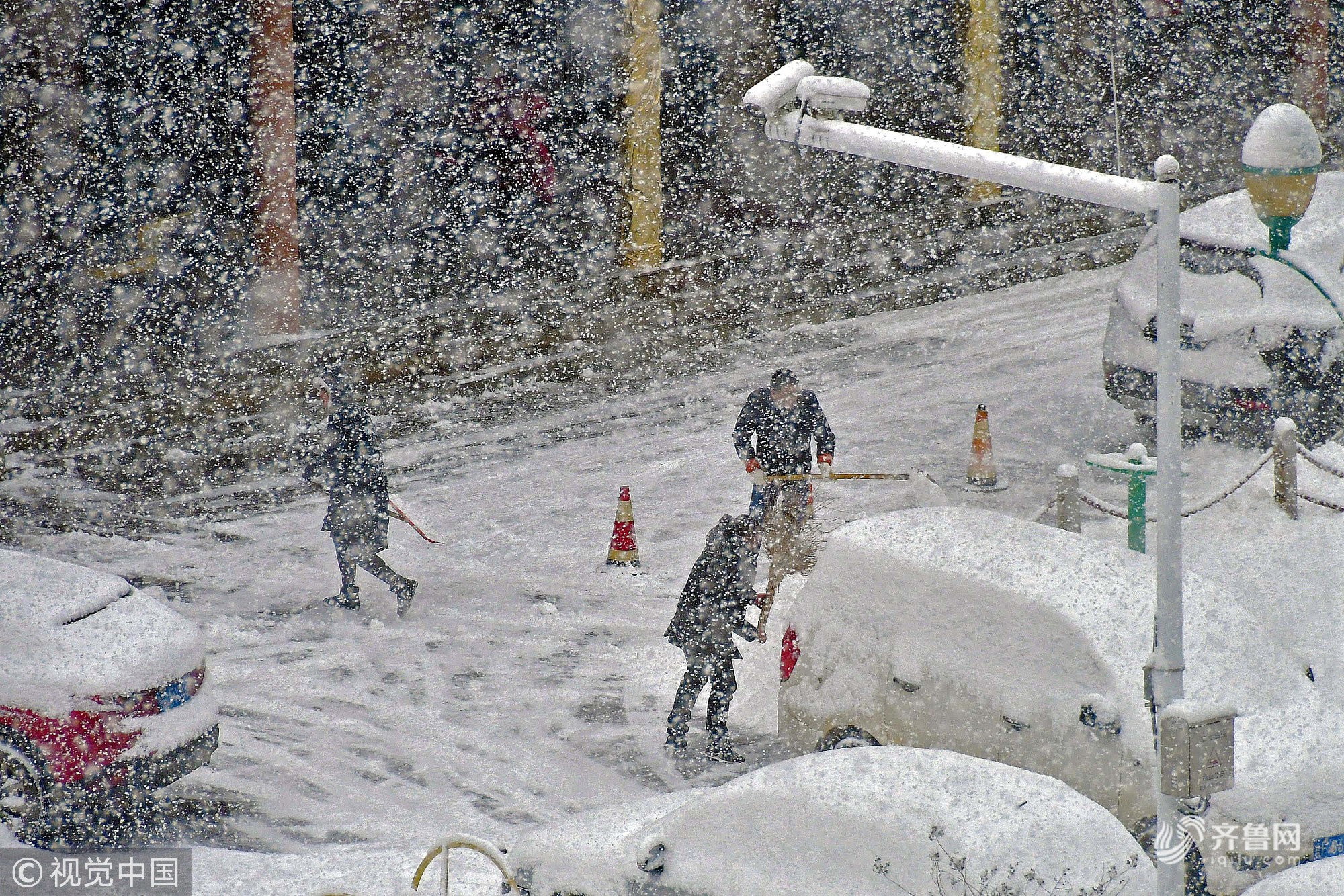 烟台鹅毛大雪纷飞，自然美景壮丽展现