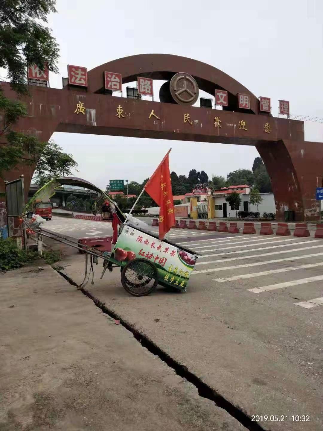 女生徒步归乡之旅，城市中的漫长征途