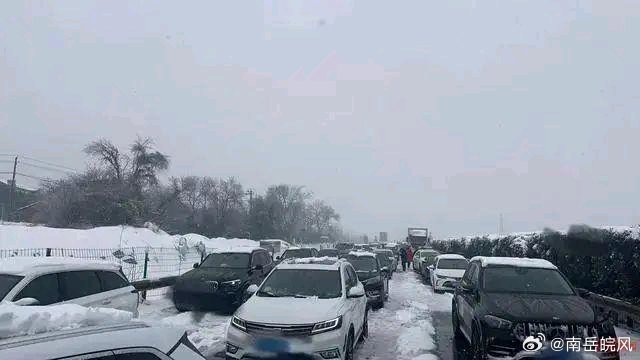 河南暴雪被困车主挑战与坚韧并存，12小时生死考验