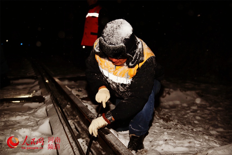 挑战极限天气，男子暴雪中的勇气与坚韧之路