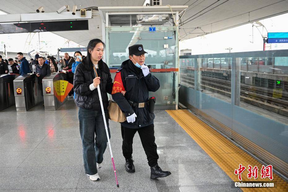 盲人女孩跨越千里返乡之旅，温情相伴的勇者之旅