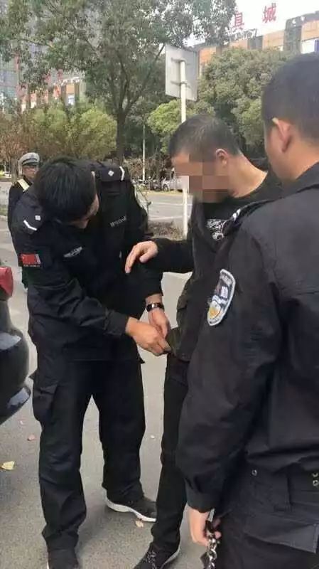 逃犯疏忽大意，误以为警察休假期间外出采购年货终被抓获