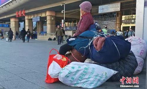 男子背着年货，打工路上的无座之旅