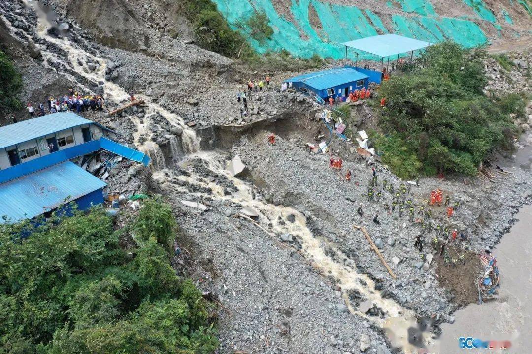 四川山体滑坡救援现场，生命的坚守，希望的曙光