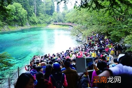 九寨沟景区推出优惠，四十岁以上游客免费畅游景区