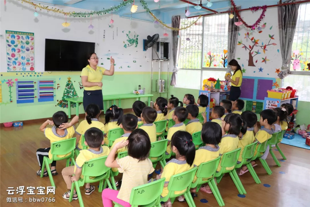 幼儿园开学首日的热闹场面与期待心绪