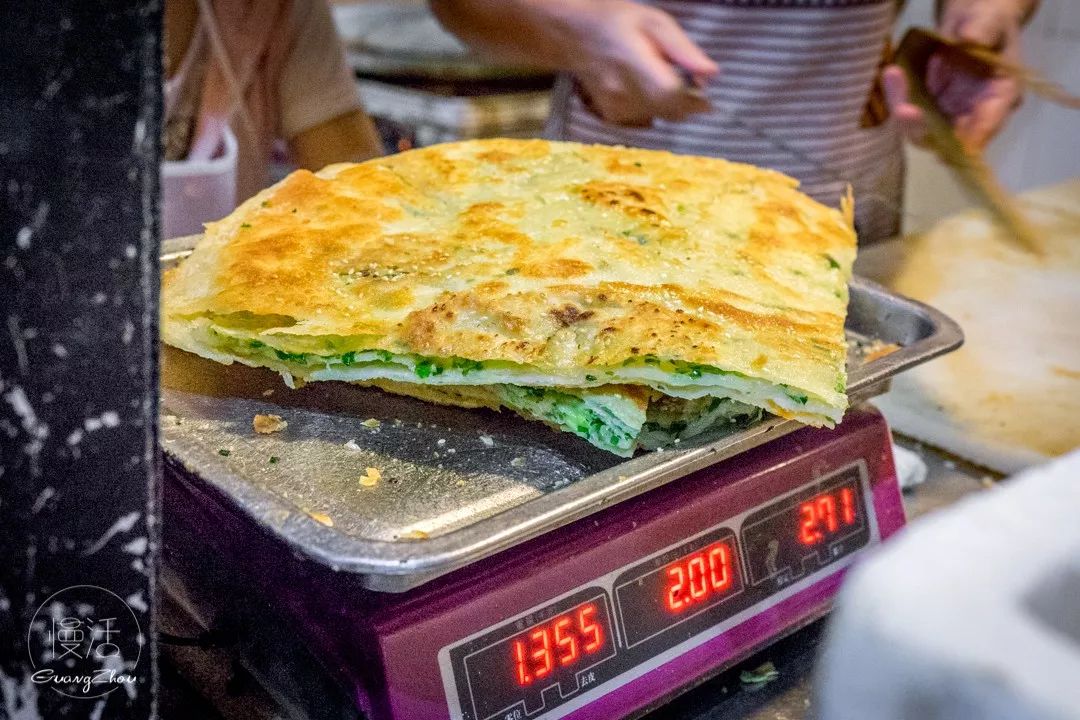 葱油饼老板因特技跳投卖饼走红，美食背后的梦想邂逅之旅