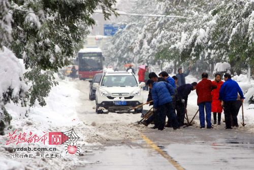 石家庄大雪纷飞，冬日壮丽画卷展现眼前