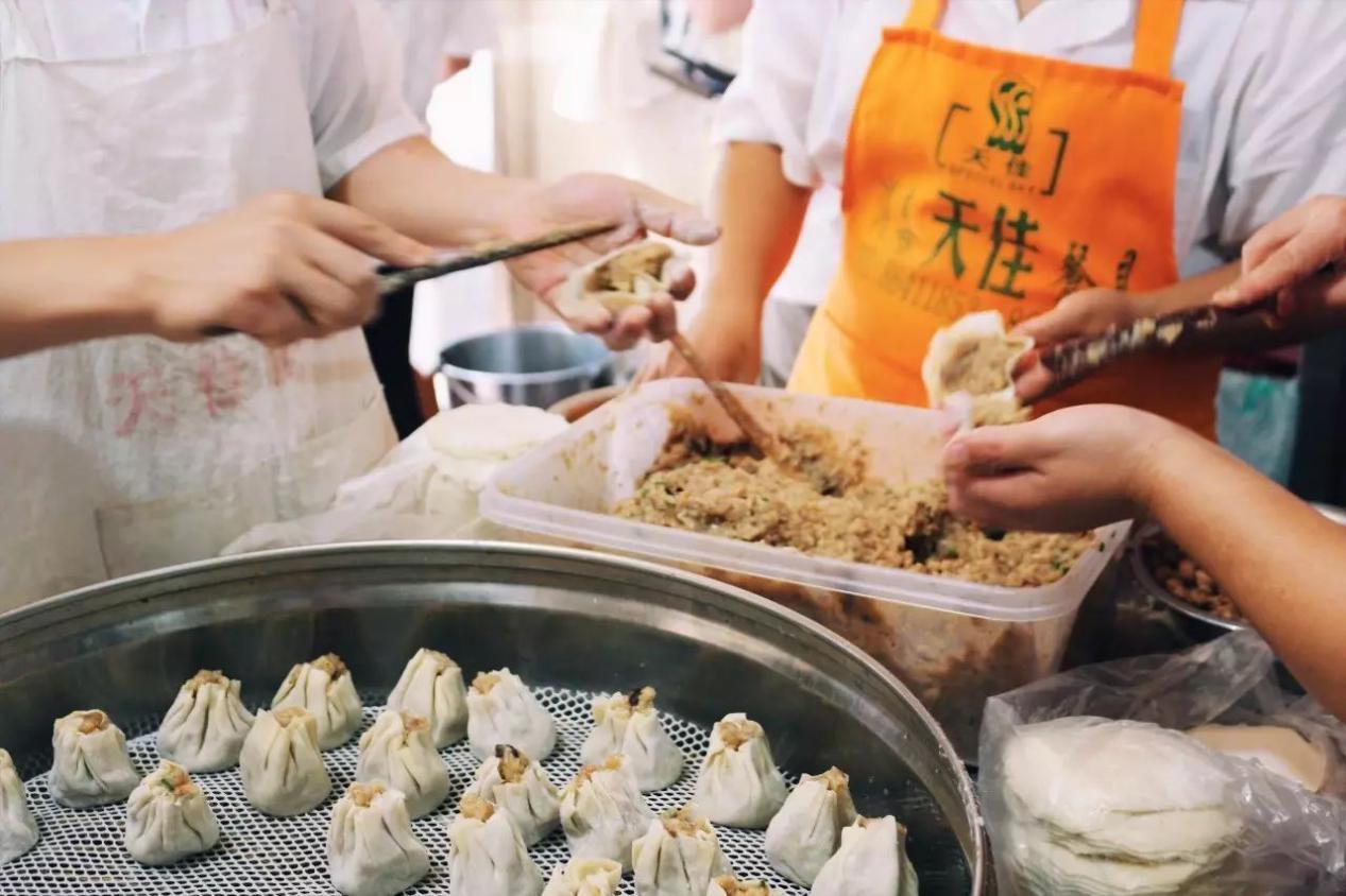 女子停车买烧麦，城市生活的瞬间观察与反思