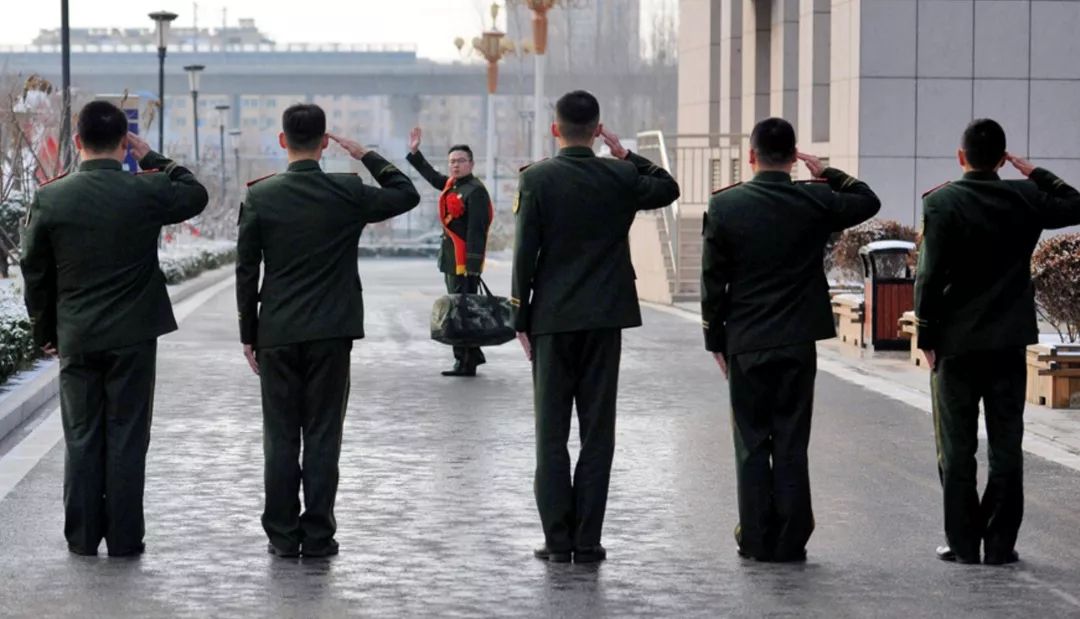 周总理为东风基地科技人员让出C位，尊重与鼓舞的典范时刻