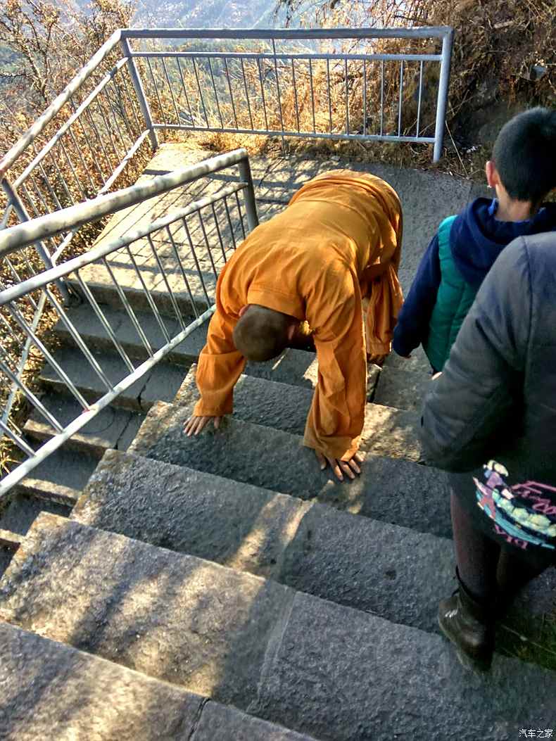 苦行僧与男孩的温馨邂逅，一拜与一糖的缘分