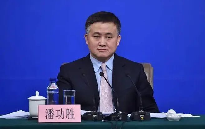 央行行长潘功胜关于降准降息表态的关键信息解读，适时调整货币政策以稳定经济环境