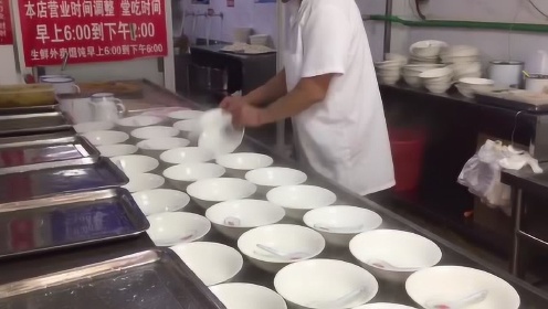 馄饨店老板10秒摆放33个馄饨碗