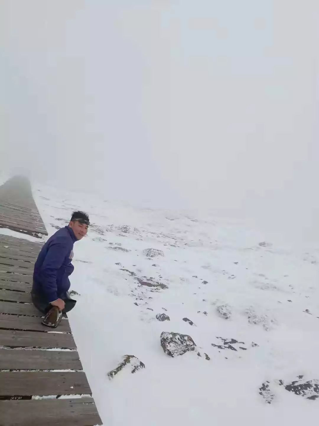 无腿男子双手爬升泰山之巅，毅力与勇气的辉煌之旅