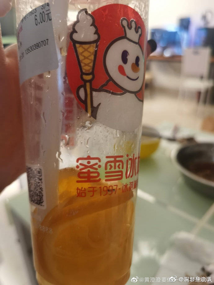 饮料杯盖中苍蝇乱爬