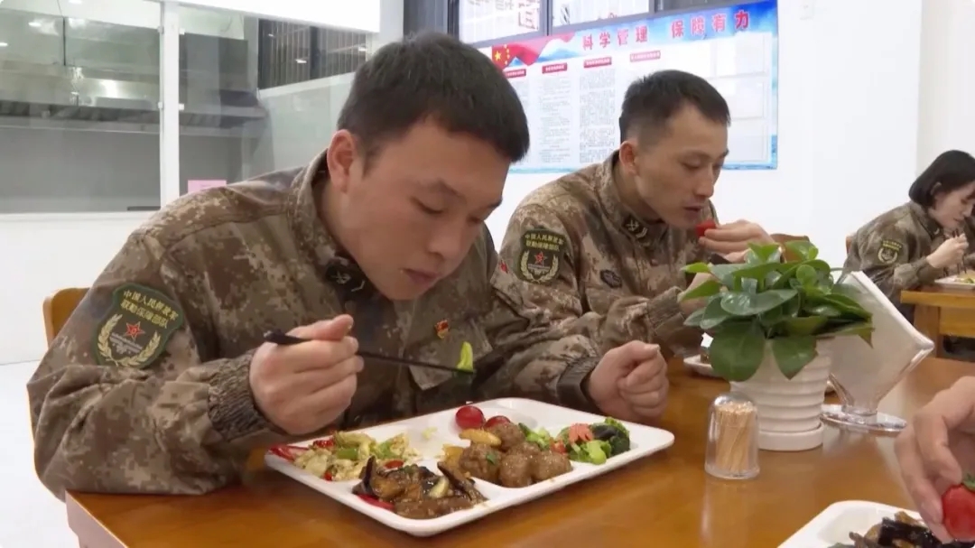 深圳机器人掌勺为入伍新兵做午餐